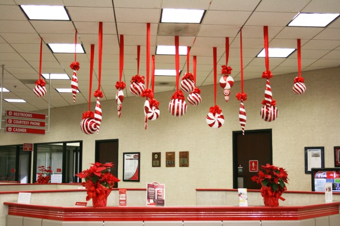 How to decorate christmas office