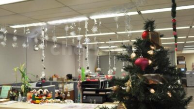 How to decorate christmas office