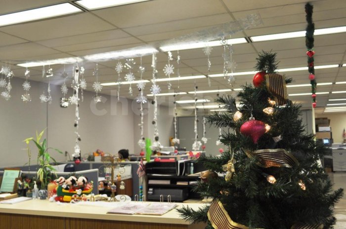 How to decorate christmas office