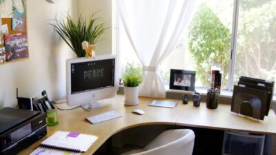 How to decorate small office desk